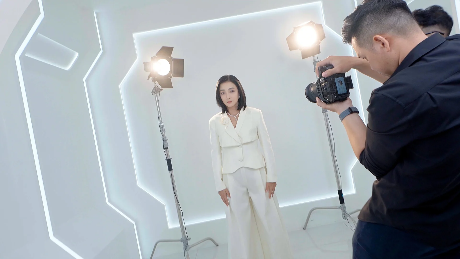 Original My Duyen shoot with the production crew and lighting setup / 1